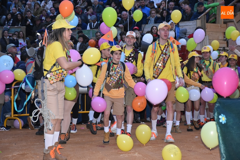Cántico de ‘¡Cumpleaños Feliz!’ y gritos de ‘fuera’ en un desfile de carrozas con dos ‘repetidores’