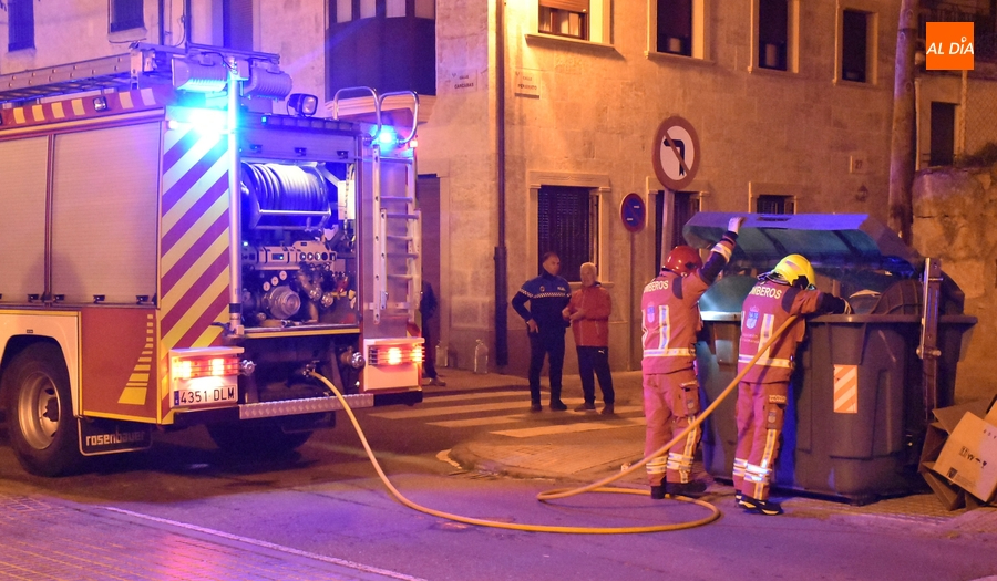 El mismo contenedor de la calle Cárcabas obliga de nuevo a actuar a los Bomberos