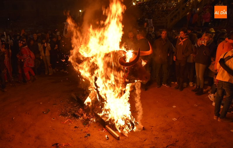 El ‘último toro’ del Carnaval 2023 arde pese a ‘resistirse’ a dar por finalizado el evento