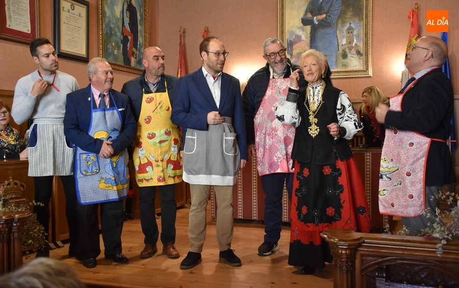 Las Águedas ponen el mandil a los hombres de la Corporación mirobrigense