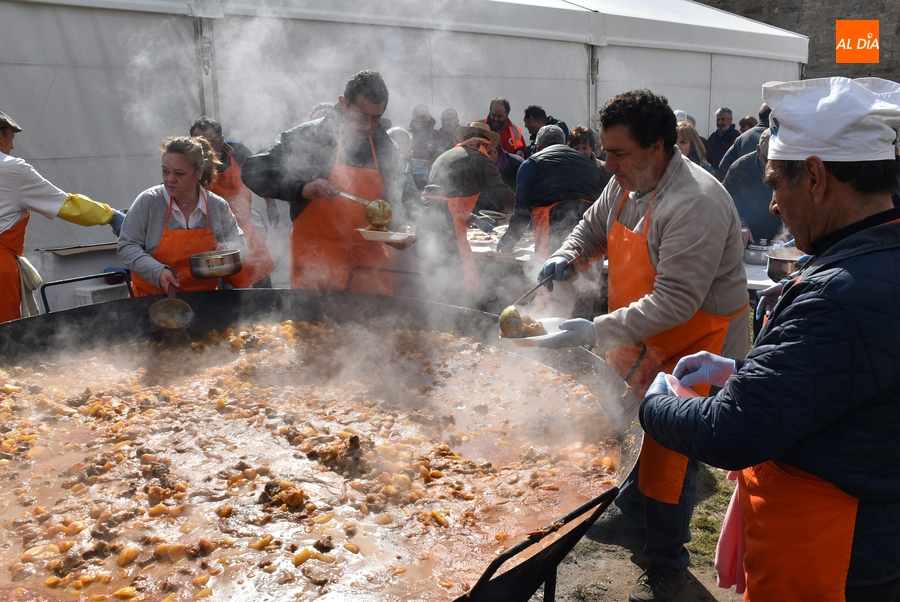 Una concurridísima comida abre el Domingo de Piñata de vuelta a la plena normalidad