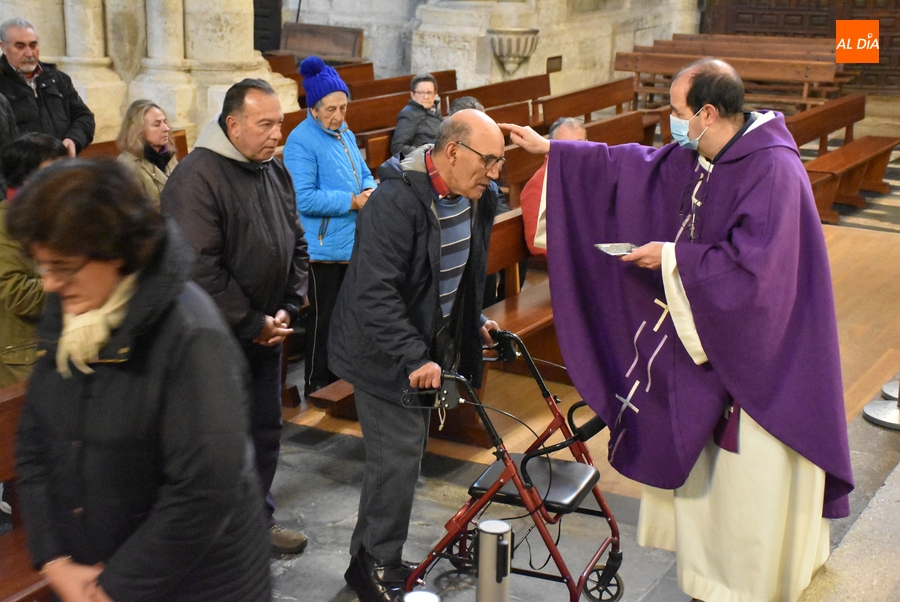 Varias decenas de fieles, entre ellos el alcalde, reciben la ceniza en la Catedral