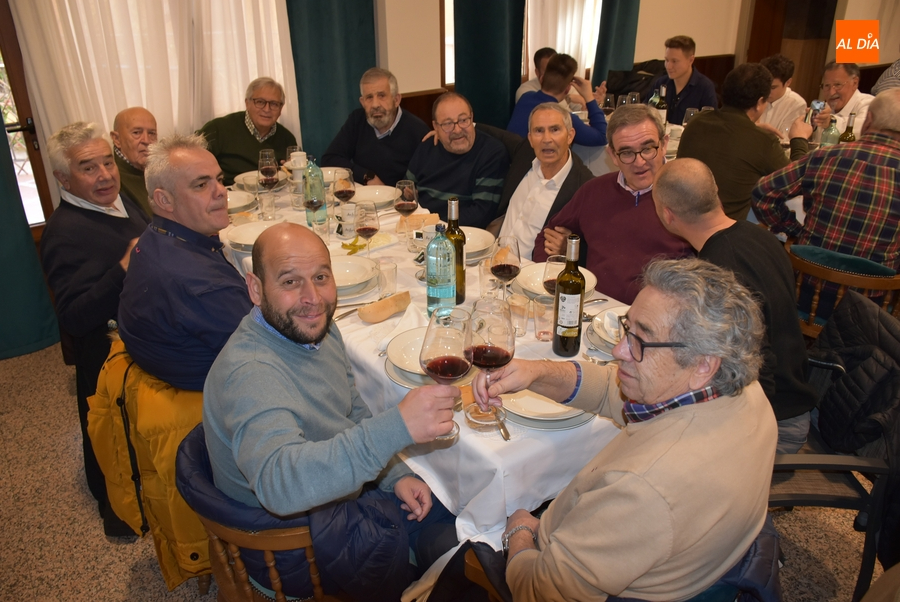 La Peña El Rincón reúne en torno a la mesa a más de un centenar de comensales