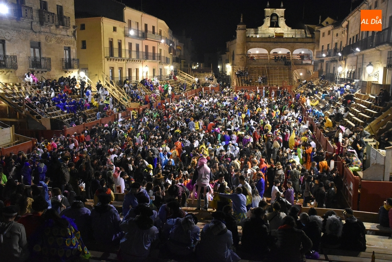 Miróbriga vive otro histórico Sábado de Carnaval con la ciudad invadida por miles de jóvenes