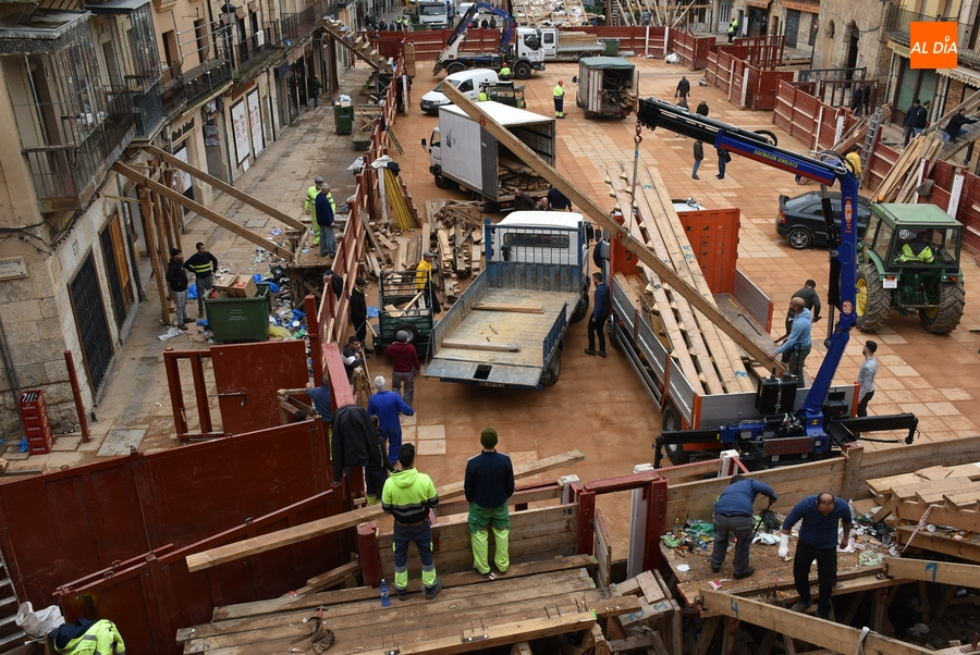Desde las 5 de la madrugada quitándole el disfraz carnavalero a la Plaza Mayor