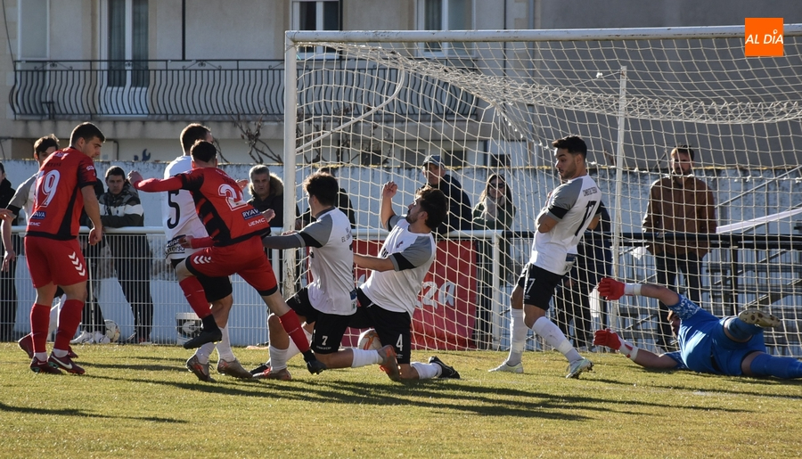 El líder gana con una imagen simplona a un Ciudad Rodrigo batallador pero inefectivo y sin suerte