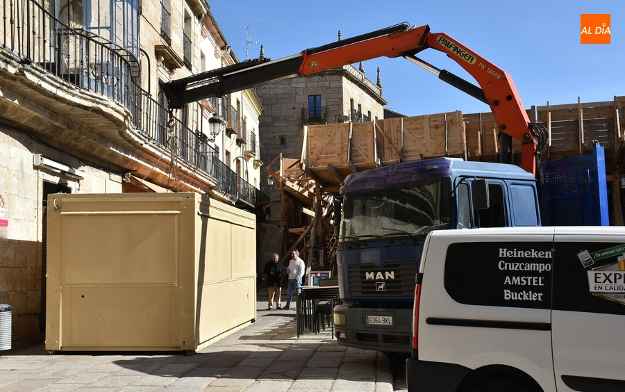 Desembarcan más casetas-bar, los primeros puestos de comida y múltiples contenedores