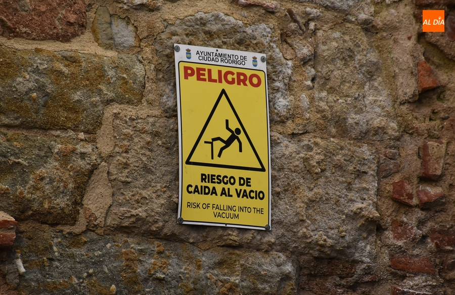 Colocados los carteles que advierten del riesgo de caída desde la muralla