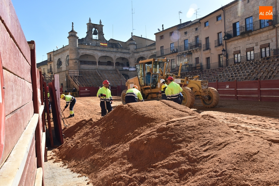 La extensión de la arena completa la transformación carnavalera de la Plaza Mayor