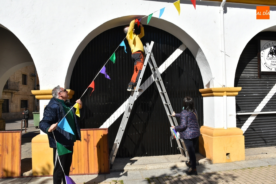 La Plazuela del Buen Alcalde se pone guapa para la inauguración de sus casetas