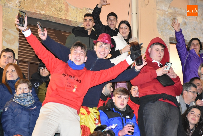 Espectacular ambiente en los prolegómenos de la primera capea nocturna