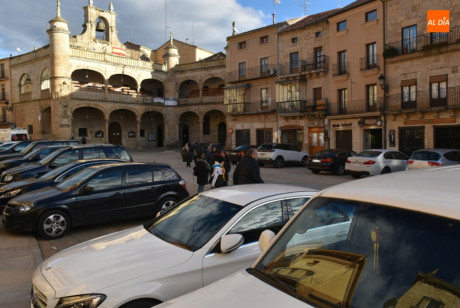Inusual fin de semana con vehículos aparcados en la Plaza Mayor