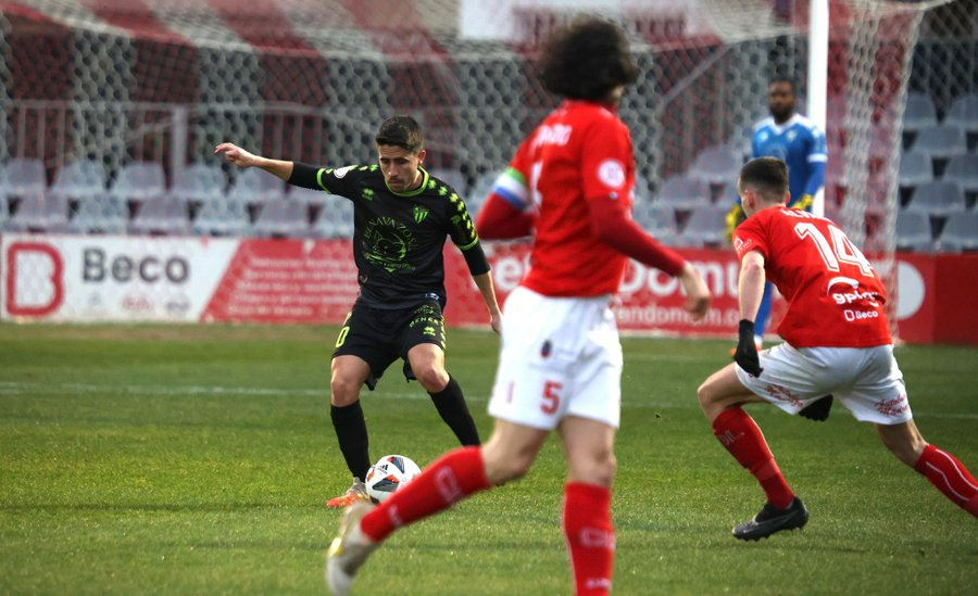 El CD Guijuelo firma las tablas en Laredo (0-0)