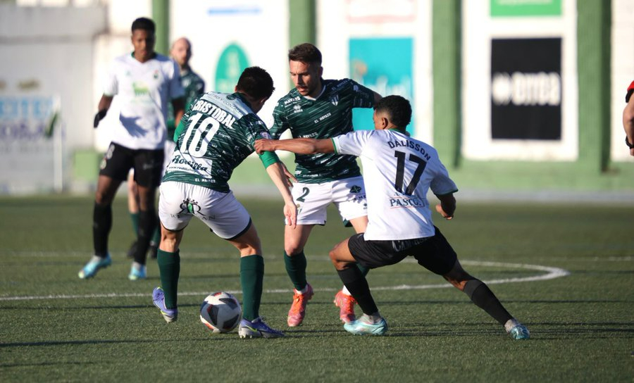 El CD Guijuelo no puede derribar al Rayo Cantabria en casa (0-0)