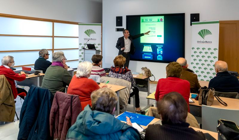 Un total de 700 mayores de Salamanca aprende a usar servicios bancarios digitales