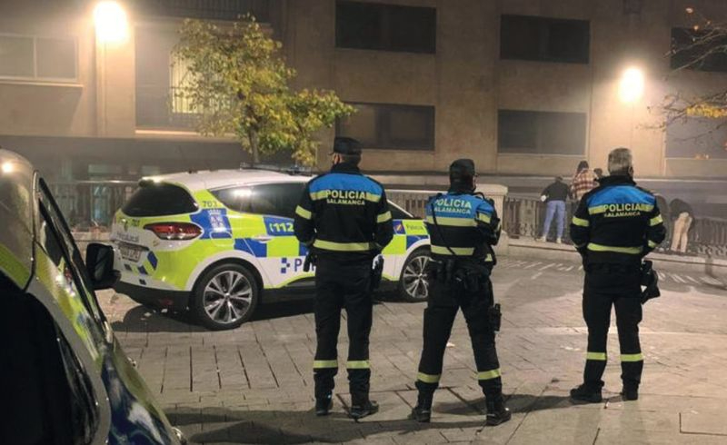 Lanza una botella de cerveza por la ventana, en el centro de Salamanca, y casi da en la cabeza a dos viandantes
