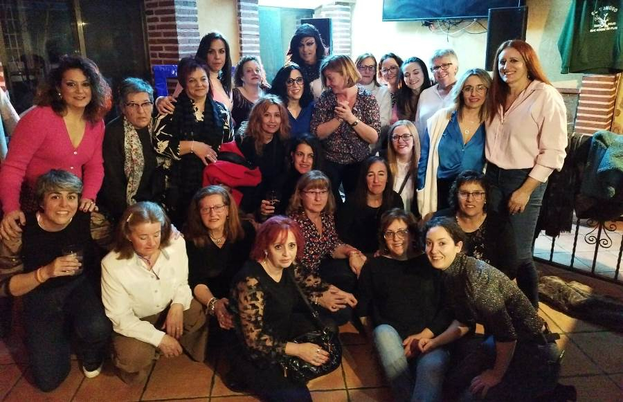 Mujeres de varias localidades disfrutan en El Sahugo de una noche festiva