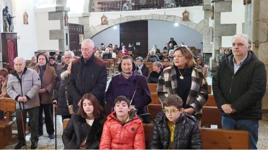 Varios matrimonios renuevan sus votos en la Iglesia de San Andrés