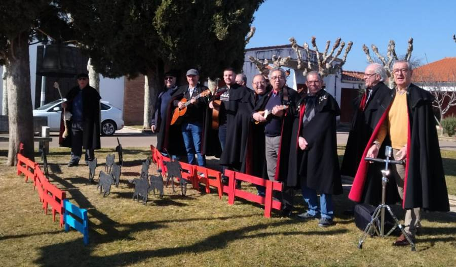 Los usuarios de Asprodes visten de Carnaval la Plaza de Sanjuanejo