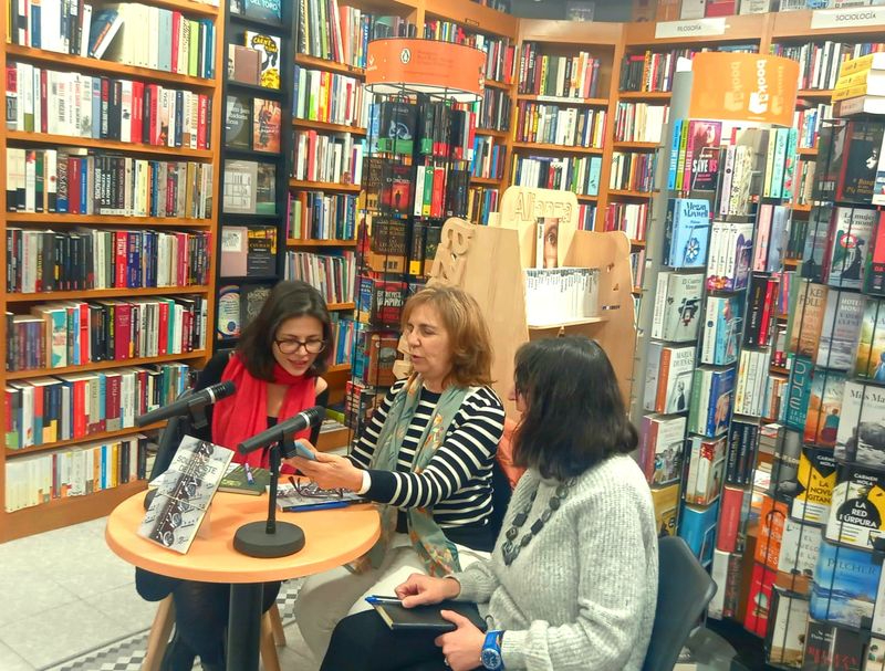 La autora bejarana Yolanda Izard presenta su libro de relatos
