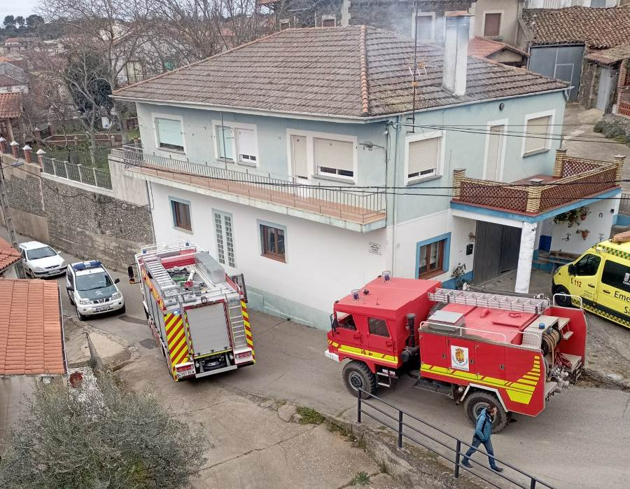 Movilizadas varias dotaciones de Bomberos por el incendio de una vivienda en Robleda