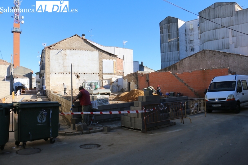 La calle Pedro Velasco cobra nueva imagen en Vitigudino tras la demolición del almacén de ‘Tomás González’ 