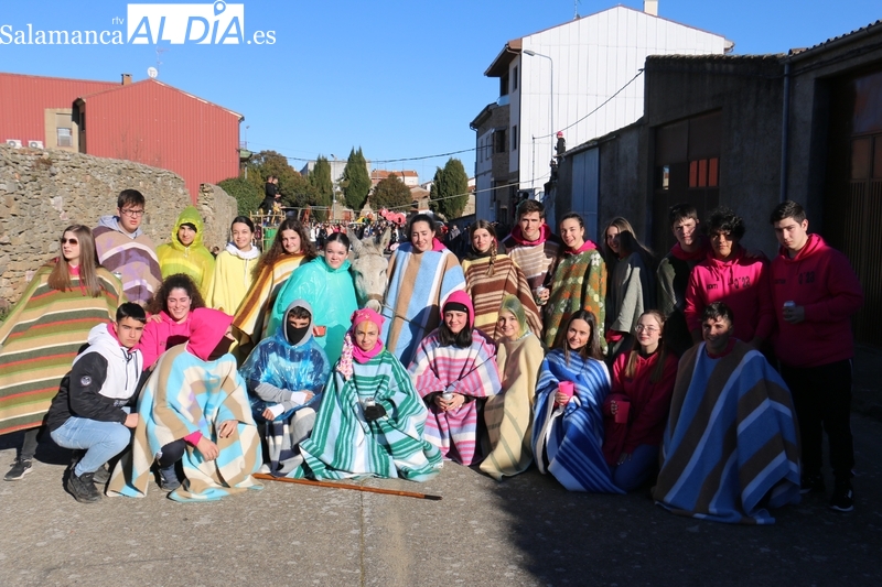 Los quintos 2023 cumplen en Vitigudino con la tradicional rotura de cántaras