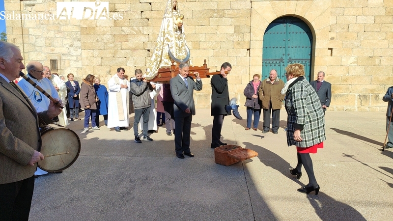 Las Candelas regresan a La Fregeneda con la suelta de palomas para pedir paz en el mundo