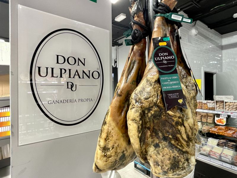 Don Ulpiano desembarca en el Carrefour Express de Alba de Tormes