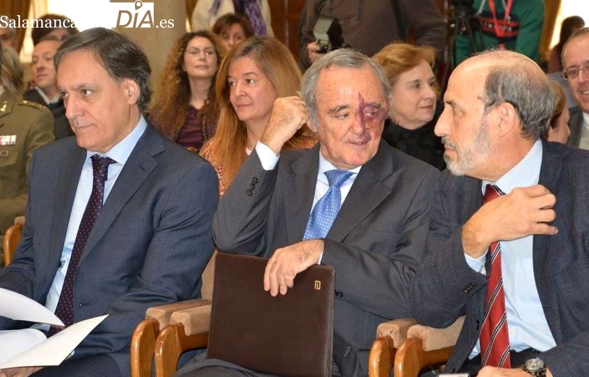 El bioquímico Mariano Barbacid, en el centro, en el Ayuntamiento de Salamanca, en una visita del 14 de febrero de 2019