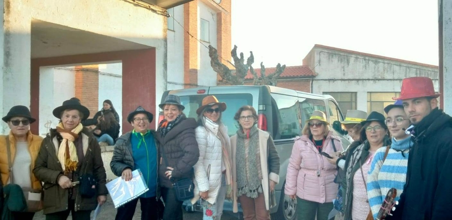 La murga de Amanecer se arrancó a cantar en Sanjuanejo