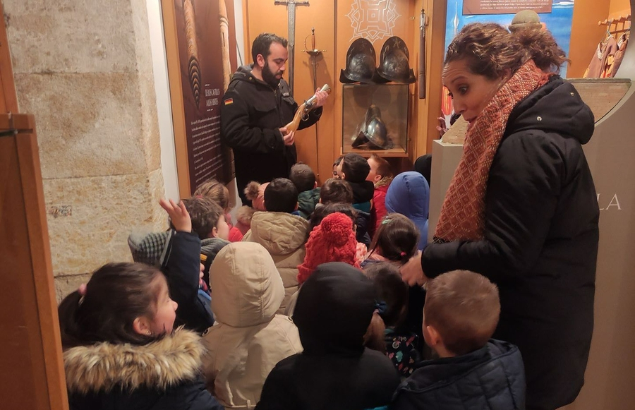 Alumnos de San Francisco estrenan las visitas guiadas al Centro de Interpretación de las Fortificaciones