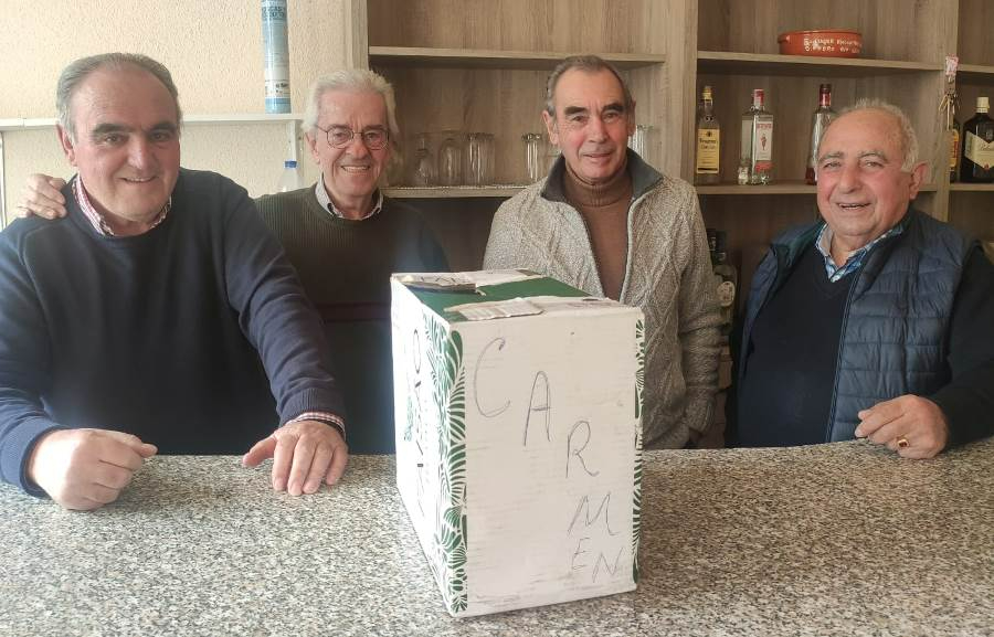 Los mayores de La Alameda recudan 350€ para una familia de Gallegos que ha perdido su casa