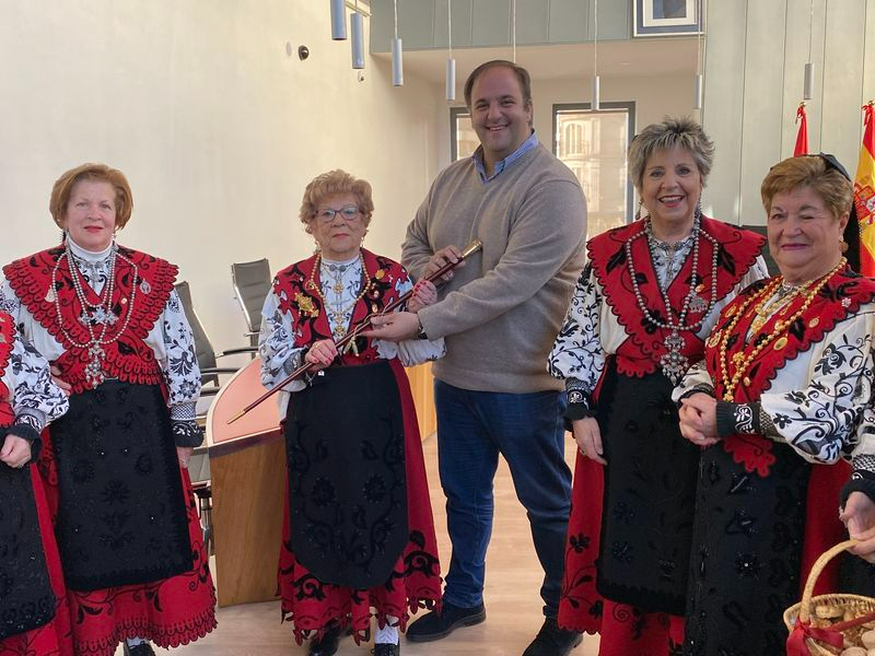 Roberto Martín, alcalde de Guijuelo, entrega el bastón de mando a Benita García