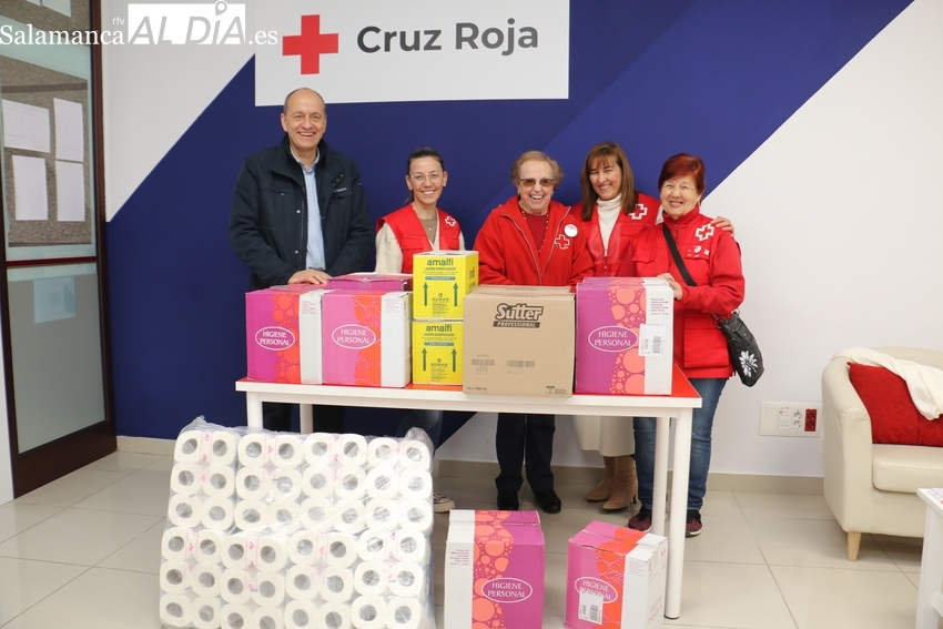 Saloro entrega a Cruz Roja Vitigudino un amplio lote de productos de higiene personal y limpieza