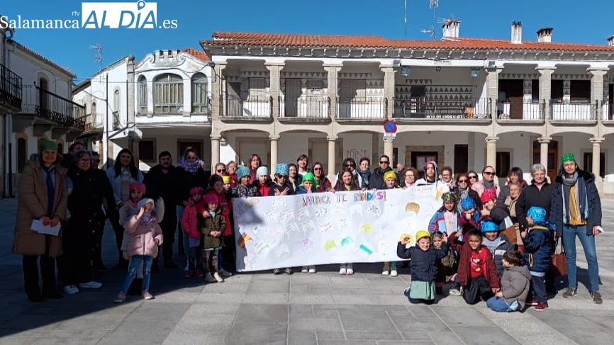 Escolares, maestros y padres y madres del CRA Río Yeltes celebran en Villavieja el Día Internacional del Cáncer Infantil 
