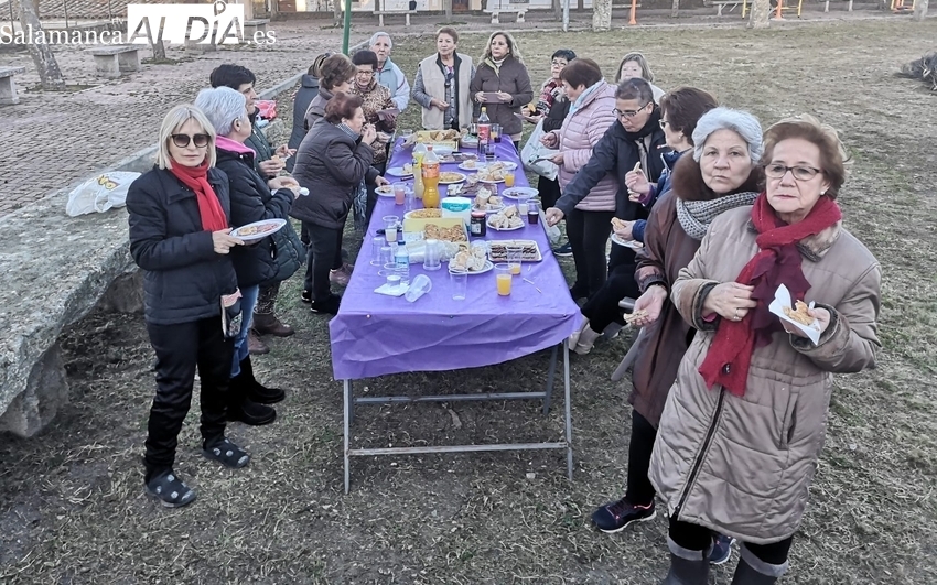 Los vecinos de Cipérez no faltan a la cita del Jueves Merendero