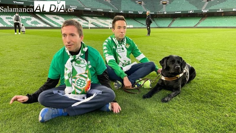 Dani Martín Anaya cumple su sueño y conoce a los jugadores del Betis en el Villamarín: Borja Iglesias, Fekir, Guido...