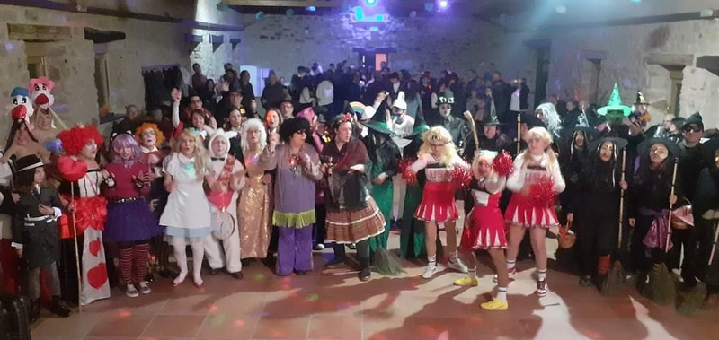 Tras dar cuenta de la matanza, los vecinos de Cipérez continúan la fiesta con el Carnaval