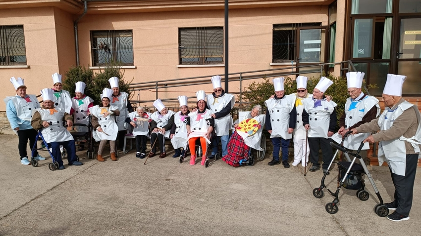 Los mayores de la residencia de Almendra celebran el Carnaval