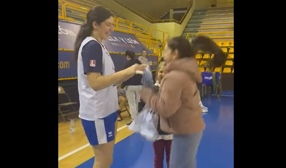 El precioso gesto de Fasoula, del Perfumerías Avenida, con una niña que ha sido operado de los dos pies y todavía no puede jugar