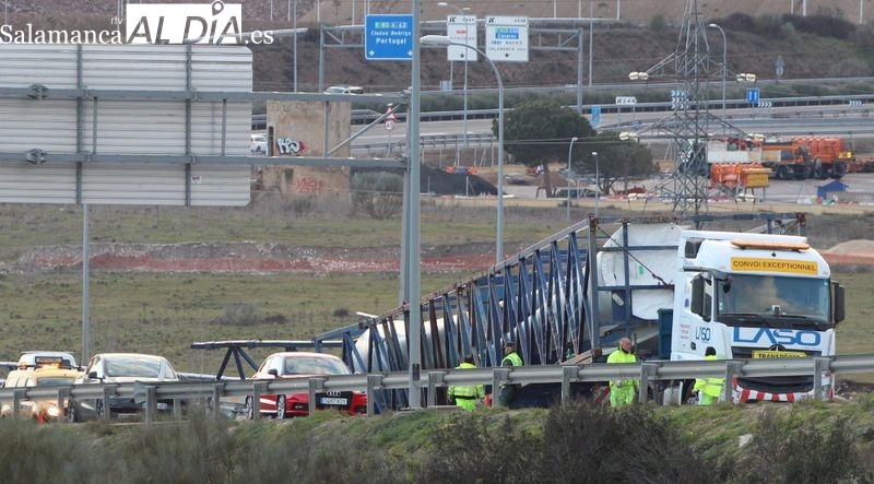 Un camionero pierde el control de su trailer y queda completamente atravesado junto a la rotonda de Buenos Aires