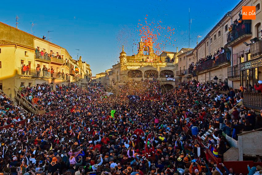 La Plaza Mayor se tiñe al completo de farinato para abrir el Carnaval del Toro 2023