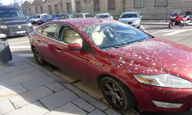 Roba objetos en cinco vehículos en el paseo de San Vicente y en el interior del aparcamiento del Clínico