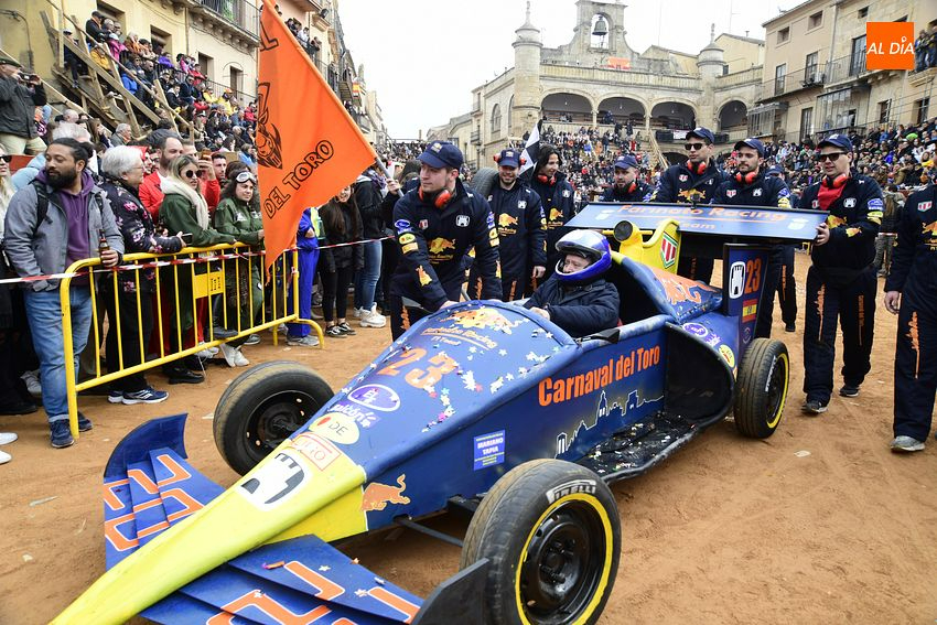 Los artilugios sobre ruedas ganan terreno en un desfile de disfraz callejero con doblete de Isabel II