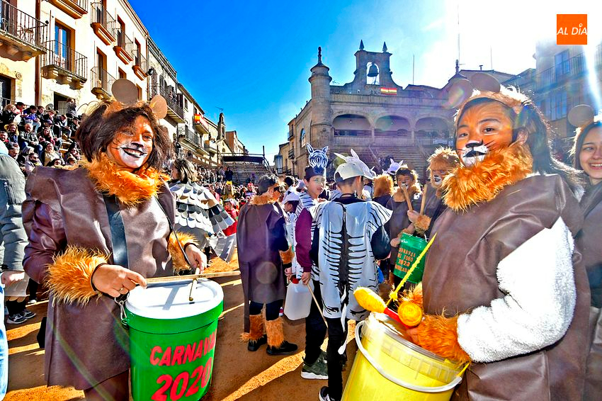 El Colegio San Francisco pone a desfilar animales de todos los rincones del planeta