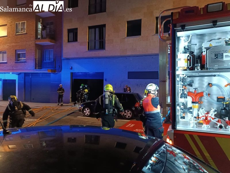 Un incendio en un garaje de la calle Gómez Ulla de Salamanca moviliza a los bomberos