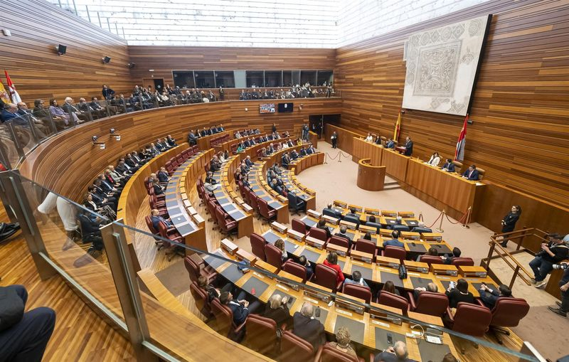Las Cortes conmemoran cuatro décadas de autonomía en un acto solemne presidido por primera vez por Vox