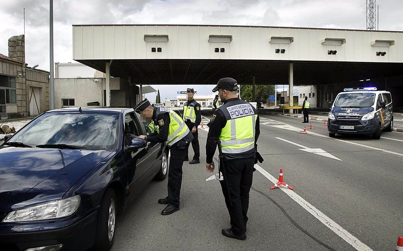 Policías de la frontera de Fuentes de Oñoro pasan a tramitar los DNI y pasaportes por la falta de personal 