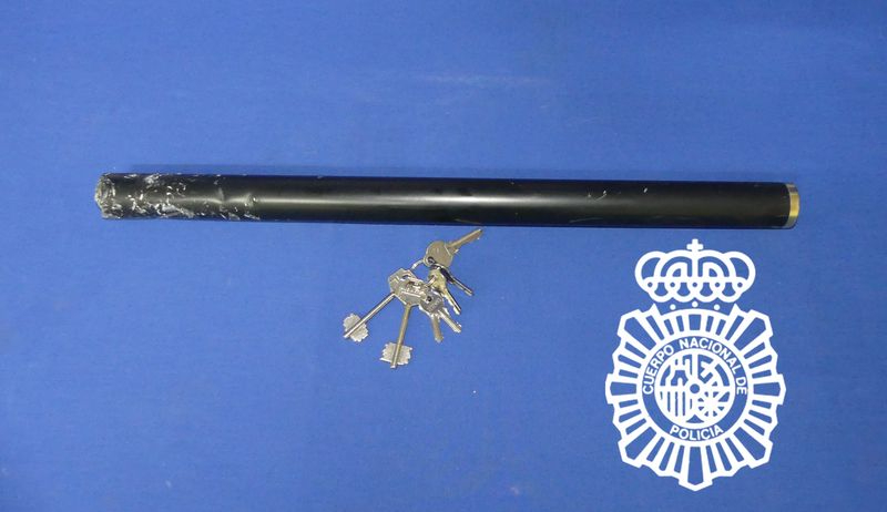 Pillado robando de noche en el interior del bar en el barrio del Oeste